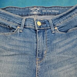 Signature Levi Strauss Mid-Rise Skinny Jeans